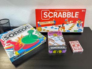 Montrose Flat Nr Midtown, Museums TV Desk Games