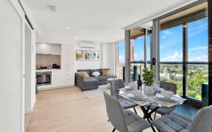 Marvellous Views - Bright & Spacious CBD Escape - Free Tram