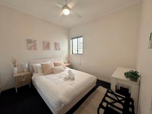 Modern 2BR Retreat - 5min to CBD & Free Parking