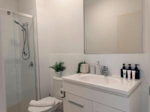Modern 2BR Retreat - 5min to CBD & Free Parking