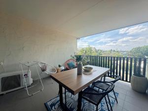 Modern 2BR Retreat - 5min to CBD & Free Parking