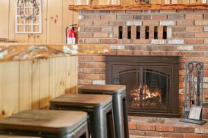 Tranquil Retreat with Fenced Backyard, Hot tub & Bar