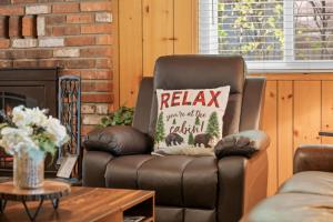 Tranquil Retreat with Fenced Backyard, Hot tub & Bar