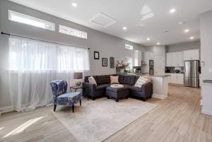 Modern Adorable Arboretum bungalow