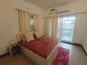 Home Stay 2 with Giriraj View I On Parikrama Marg I 5 mins to ISKCON & Daan Ghati