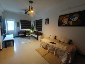 Home Stay 2 with Giriraj View I On Parikrama Marg I 5 mins to ISKCON & Daan Ghati