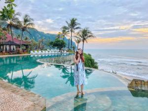 Queen of the South Beach Resort