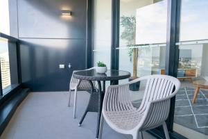 Lvl30 GardenRiver views Balcony by Stylish Stays