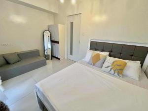 1BR with Balcony Cool Breeze Morning Sun by Cherisias Hideaway