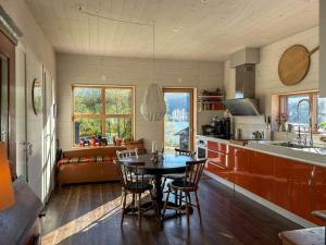 Mountain House With Lakeview For Large Families