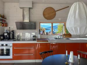 Mountain House With Lakeview For Large Families