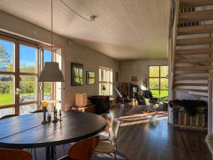 Mountain House With Lakeview For Large Families