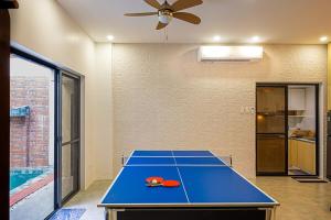 Ephram House - A-Frame Cabin Staycation with Pool, Games & BBQ For Up To 20 Guests