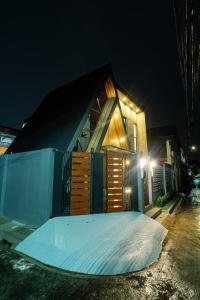 Ephram House - A-Frame Cabin Staycation with Pool, Games & BBQ For Up To 20 Guests