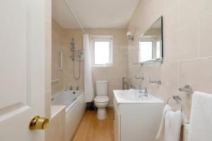 Spacious 2-Bedroom Flat Near Rottingdean Beach & Windmill