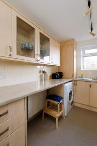 Spacious 2-Bedroom Flat Near Rottingdean Beach & Windmill