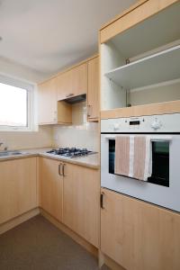 Spacious 2-Bedroom Flat Near Rottingdean Beach & Windmill