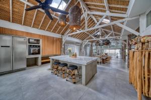 Serene 4BD Tropical Villa 5 Mins to Cemagi Beach!