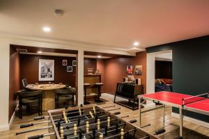 THE RETREAT - Hot Tub, Theater, Game Room, Fire Pit, Bar, Sleeps 14