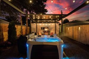 THE RETREAT - Hot Tub, Theater, Game Room, Fire Pit, Bar, Sleeps 14