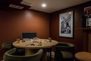 THE RETREAT - Hot Tub, Theater, Game Room, Fire Pit, Bar, Sleeps 14