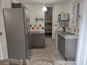 Appartement 4 pièces dans une petite résidence calme, climatisation et piscine