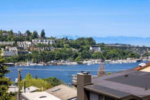 Eastlake Gem Rooftop Sauna & Lake View 3min SLU