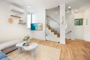 Ocean-Inspired 3B Modern Retreat w Kids Room