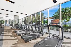 Vogue Vacation Homes, Downtown Grande Signature Residences, near Dubai Mall and Burj Khalifa, Two-Bedroom Apartment with Large Balcony, Infinity Pool with Burj Khalifa View, Access toAmenities