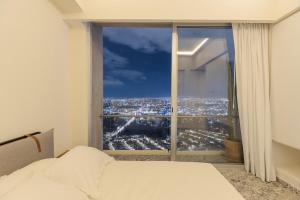 Luxury Penthouse with Jacuzzi & Views