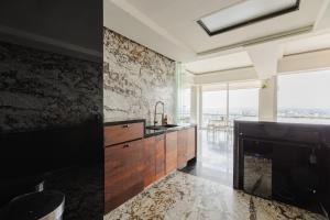 Luxury Penthouse with Jacuzzi & Views