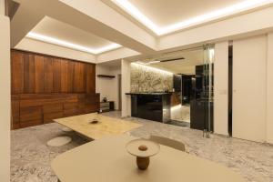 Luxury Penthouse with Jacuzzi & Views