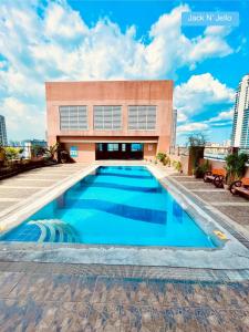 Charming 1BR condo unit Across US Embassy