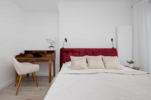 Towarowa Tower Apartment with Parking & AC by Renters Prestige