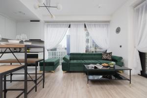 Towarowa Tower Apartment with Parking & AC by Renters Prestige