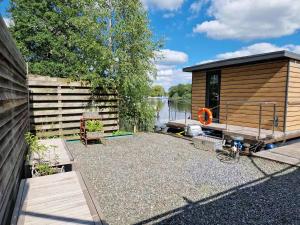 Houseboat with lake view Tango