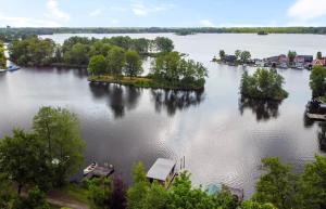 Houseboat with lake view Tango