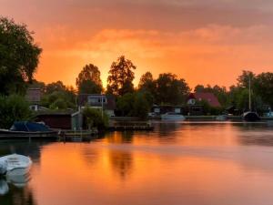 Houseboat with lake view Tango