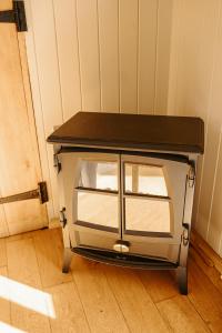 Lambourne Hut by Birch Stays