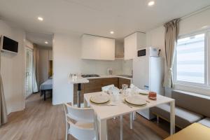 Cozy 2 bedroom Cabin sleeps 5 in Lido di Spina, Italy - Perfect Family Retreat