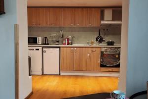 2 Bed Villa - Sleeps 7 - Private Garden - Parking