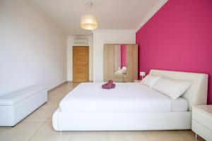 Exclusive Front Sea View 3-BDR Apartment with Pool SV 9