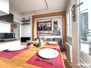 Montmartre vue sur les toits de Paris et la Tour Eiffel