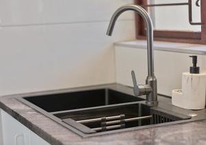 Pristine Modern Cottage with Tennis & Laundry