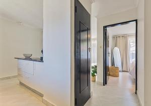 Pristine Modern Cottage with Tennis & Laundry