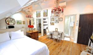 A Penthouse Balcony Esmeralda