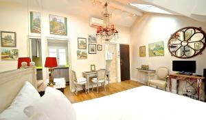 A Penthouse Balcony Esmeralda