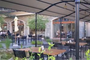 Apartment Sleeps 4 with Pools Access - Smart TVs