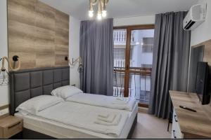Apartment Sleeps 4 with Pools Access - Smart TVs