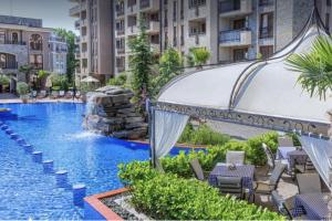 Apartment Sleeps 4 with Pools Access - Smart TVs